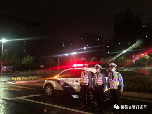 小伙返程堵车，老妈后备箱放一锅饭菜，温暖归途中的心灵驿站