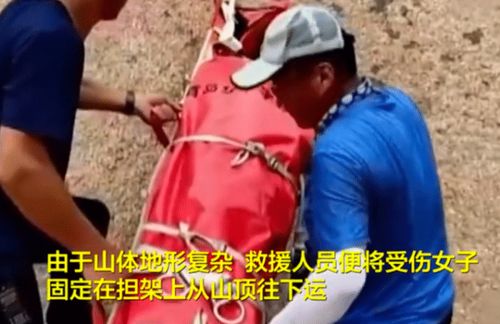 女子拍视频不慎落水，陌生大哥英勇救起