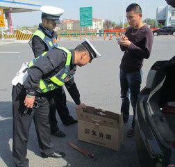 警察在机场索要百元买烟钱？官方回应背后的故事