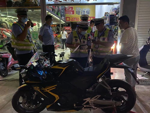 多名摩托车手炸街飙车放烟花被抓，法律红线不容挑战