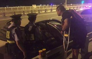 警觉小伙深夜救女子，桥上的一次紧急救援