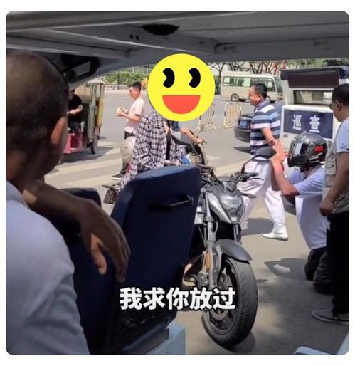 两个男生骑三轮车去上课，一段别样的校园经历