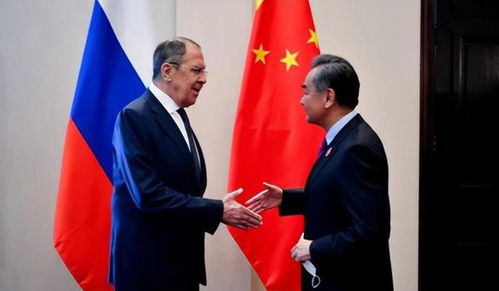印度外长与巴基斯坦总理罕见握手，跨越分歧的和平信号
