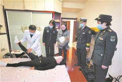 烈士陈祥榕母亲为问勇路揭牌，英雄精神的传承与弘扬