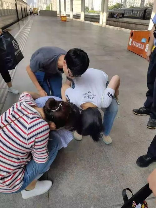 学生路遇老师手上的包子都不香了