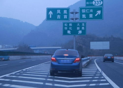 高速上的特殊告别，车主与陪跑的双闪约定