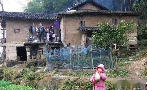 浙江农妇坚韧斗争二十五年，为家园盖房与村庄战斗的历程