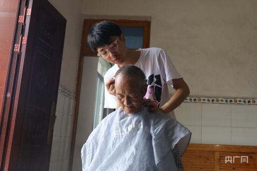 被烧伤女子为治疗剃头发，丈夫毅然跟随，一段关于爱与坚守的故事