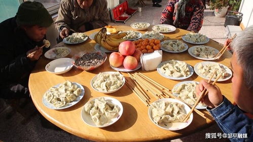 男孩家中堆满爱心物资，正餐奉母背后的温情故事