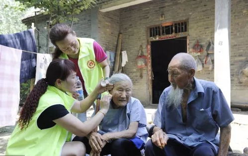 百岁奶奶携三十余岁孙子赶集记