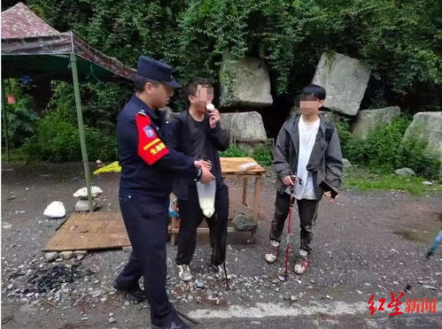 两男子登山遭遇严寒，冻得蹲地发抖