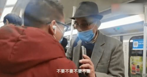 大爷的善举，地铁上给站着学习的女孩让座