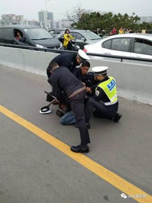 警方通报，摩托司机等红绿灯时被撞身亡