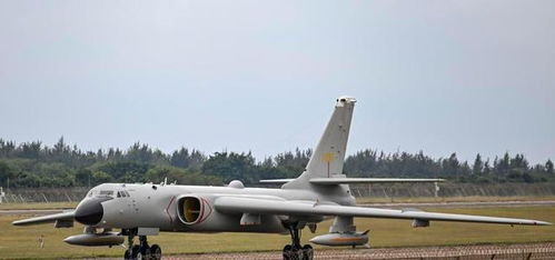 轰-6K抵达珠海参加中国航展，展现空中力量的崭新面貌