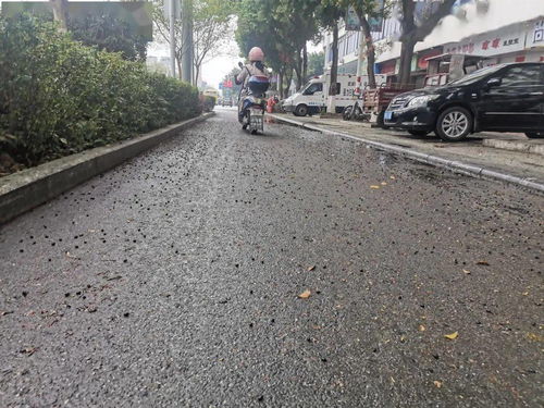 送水工人巧用光滑地砖轻松送水