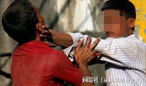男子多次偷窥儿子女友洗澡被行拘，家庭伦理与隐私权的冲突与反思