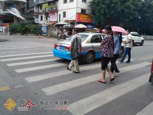 斑马线上散落玻璃渣，大姐上手捡拾——城市文明与个体行动的力量