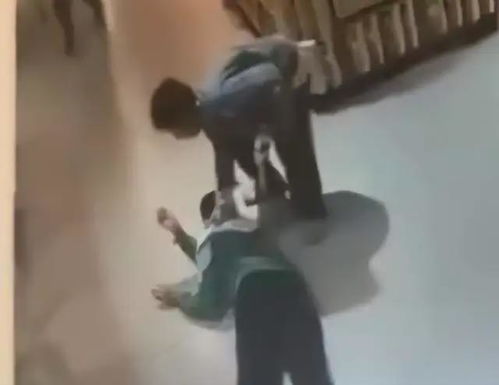 疑儿子在盒马摔倒没人扶，妈妈砸店事件引发的深思