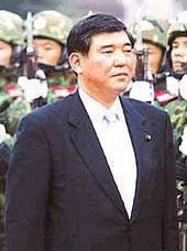 石破茂在首相投票现场呼呼大睡，公众人物的失态与反思
