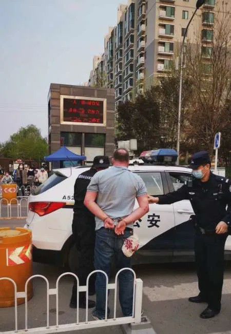 保安追打学生，路人打抱不平遭辱骂，社会事件的反思与启示