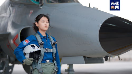 小朋友紧紧抱住女飞行员徐枫灿，梦想与勇气的交汇