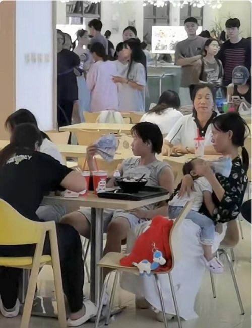 全红婵与大学生上演鞠躬式握手——体育与教育的美好交融