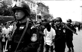 警察私带警用装备跨省抓人索财获刑，警示与反思