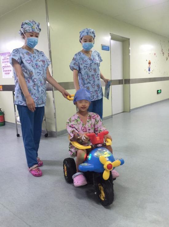 两岁女童独自骑车外出，妈妈惊慌失措的背后故事