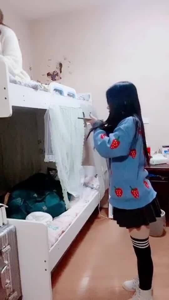 女生宿舍中的意外瞬间，暖瓶破碎与舍友的拍照趣事
