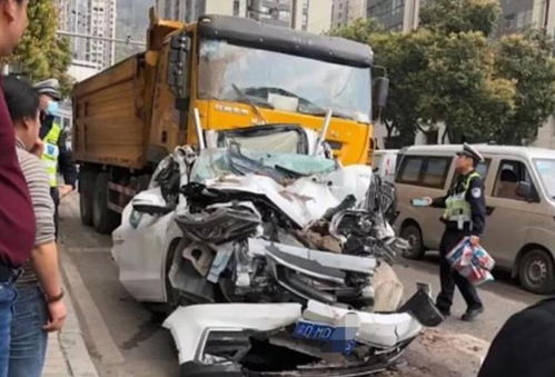 网传重庆一私家车撞上军用装甲车事件解析