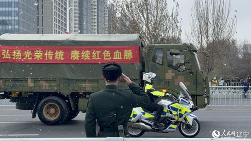 沿途车辆停车礼让，致敬英烈遗骸车队的崇高礼遇