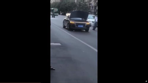 女子试驾失误引发多车受损事件，反思驾驶安全的重要性
