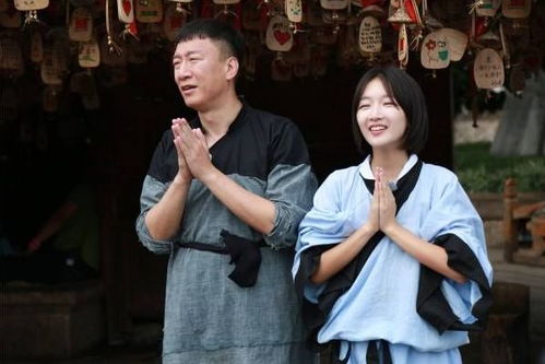 张艺谋蹲地为妻子拍照，镜头背后的深情与真挚爱情