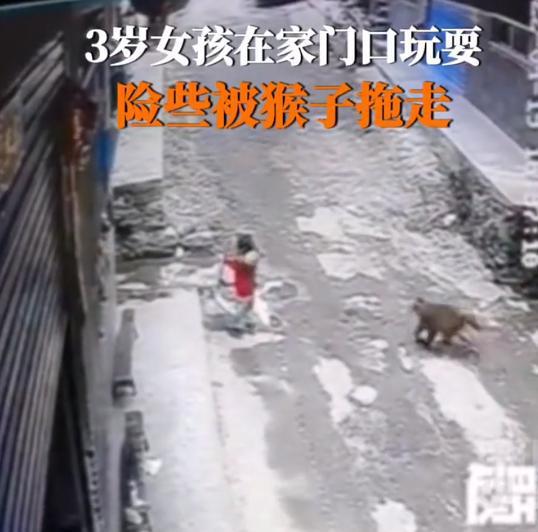 女生坐在雪道中间险些被撞，一次意外的警示与反思