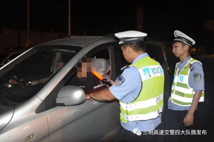 男子酒后驾车使用辅助驾驶系统入睡，撞上收费站——警醒我们关于安全驾驶的重要性