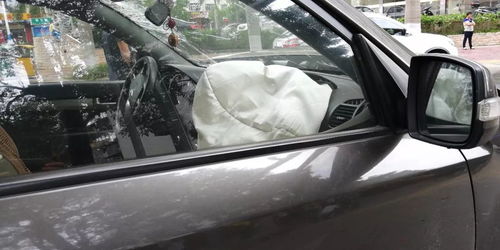 司机误踩油门，车辆穿墙撞上商务车