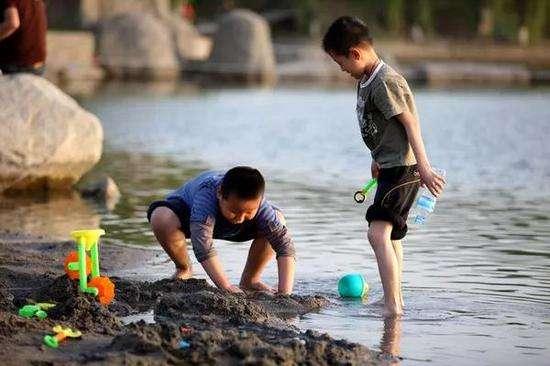 用渔网打捞溺水小孩？假的