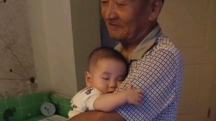 大学生偶遇小孩哥吃零食，一次分享的快乐时光