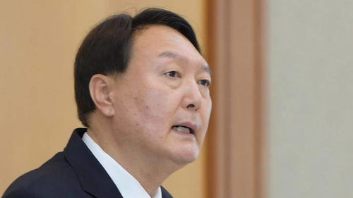 尹锡悦会成为韩国首位被捕的在任总统吗？这一问题自提出以来，便引发了广泛的关注和热议。在分析这一问题时，我们需要从多个角度进行考量，包括尹锡悦的政治背景、当前韩国政治环境以及司法公正等多方面因素。