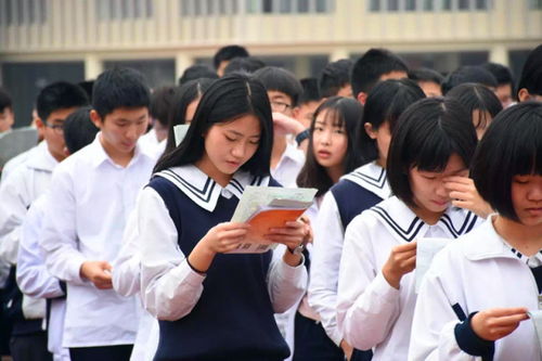 曝学生校服中扯出薄膜，官方迅速介入调查