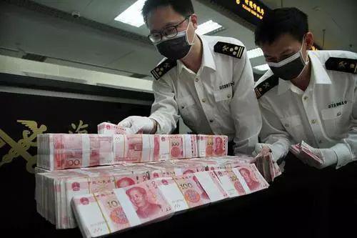旅客携带巨额现金出境被查获，1502万日元引发的警示