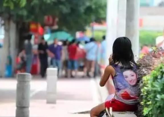 关于重庆一小女孩没衣服穿需救助的真相——假的！