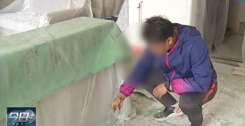 男子将马桶装房顶引发争议，法院勒令拆除
