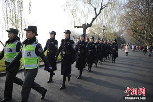 杭州西湖女子巡逻队湖边亮相，美丽与力量并存的一道风景线