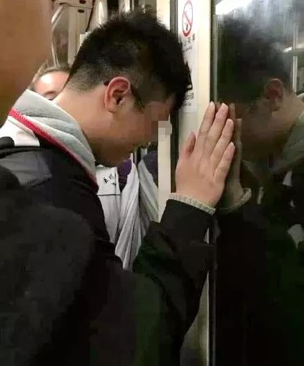 男子坐地铁遭遇衣物被夹事件，一则引人深思的故事