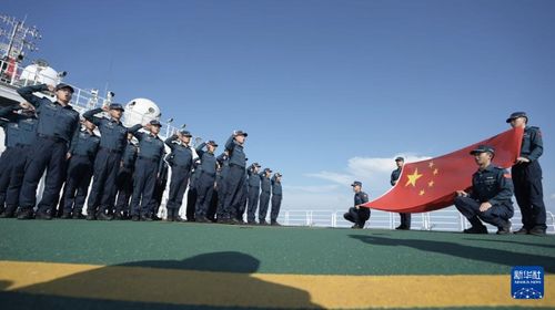 中国海警在黄岩岛海域举行升国旗仪式，彰显主权意志与海洋力量的坚定融合