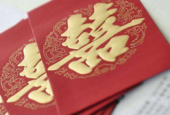 兄弟情深，见证婚礼中的特殊礼金——随十捆一元礼金的男子