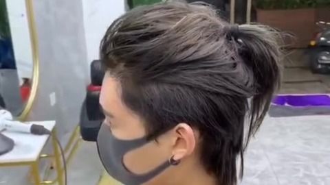 男子独特发型设计，抗八级大风挑战自然力量