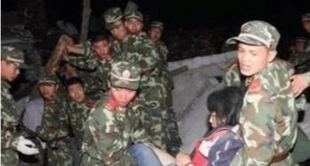震区小女孩在解放军战士面前跳起舞