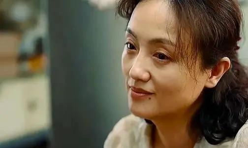 两岁萌娃假哭试探父母，神演技展现孩童智慧与情感探索